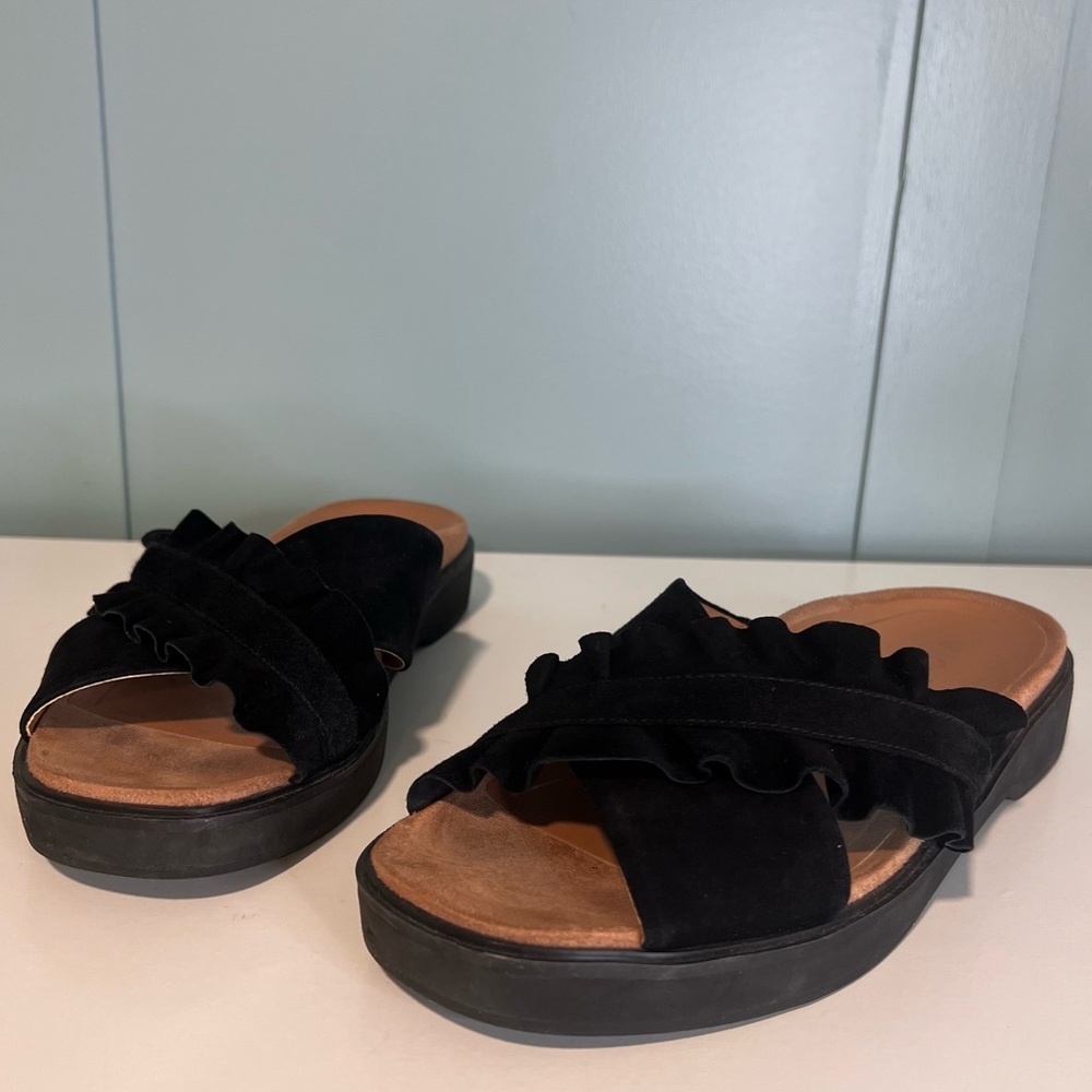 Vionic‎ Leila Azalea Suede Ruffled Criss Cross Slides. Size 6 1/2.